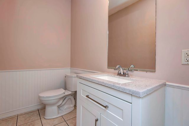 811 W Jackson Avenue, Nixa, MO 65714