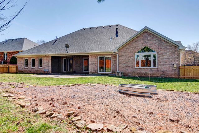 811 W Jackson Avenue, Nixa, MO 65714