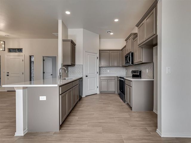 1983 Twin Spires Trail, Blanchard, OK 73010