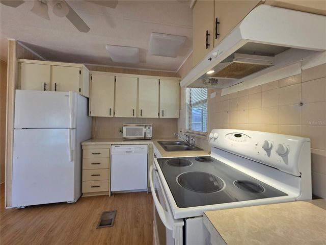 1227 NASSAU CIRCLE, Tavares, FL 32778