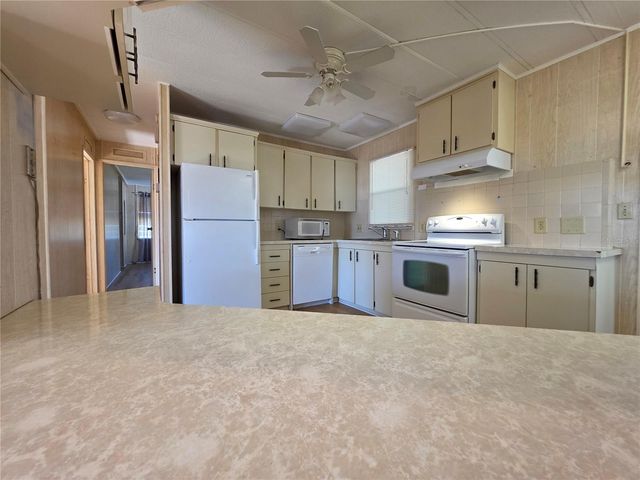 1227 NASSAU CIRCLE, Tavares, FL 32778