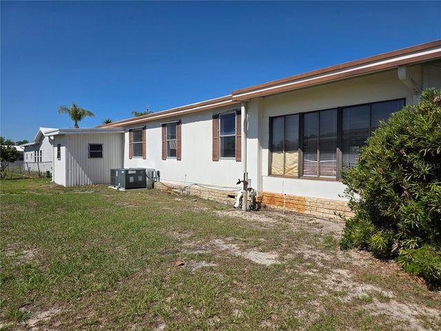1227 NASSAU CIRCLE, Tavares, FL 32778