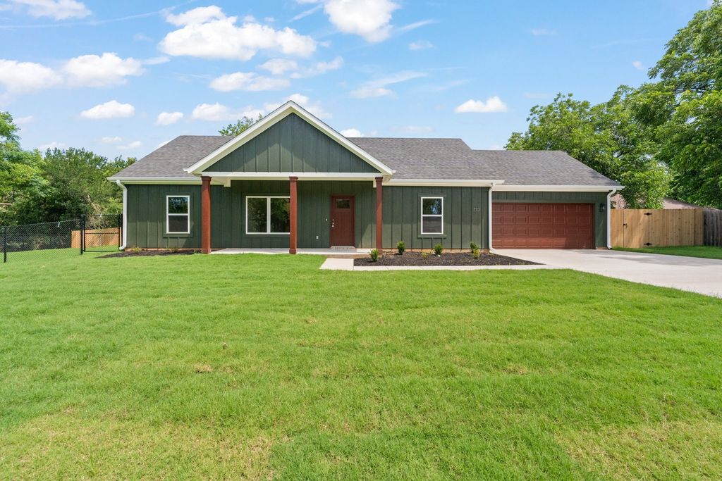 702 Scudder Street, Cleburne, TX 76033