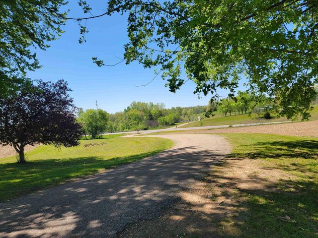 S1310 State 33 Road, La Valle, WI 53941