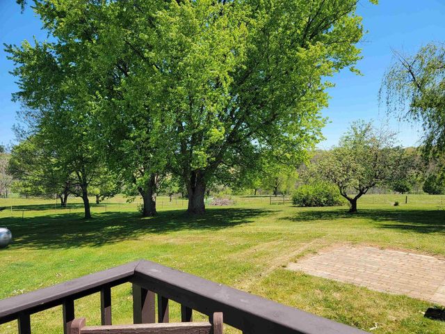 S1310 State 33 Road, La Valle, WI 53941