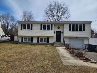 61 Monticello Ave, Springfield, MA 01109