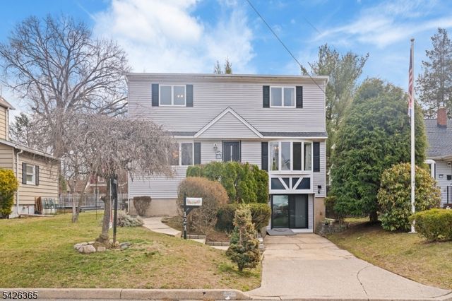 121 Pine Ave, New Milford Boro, NJ 07646