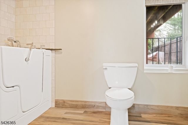 121 Pine Ave, New Milford Boro, NJ 07646