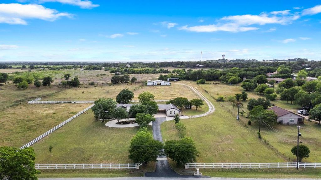 204 Bridges LN, Buda, TX 78610