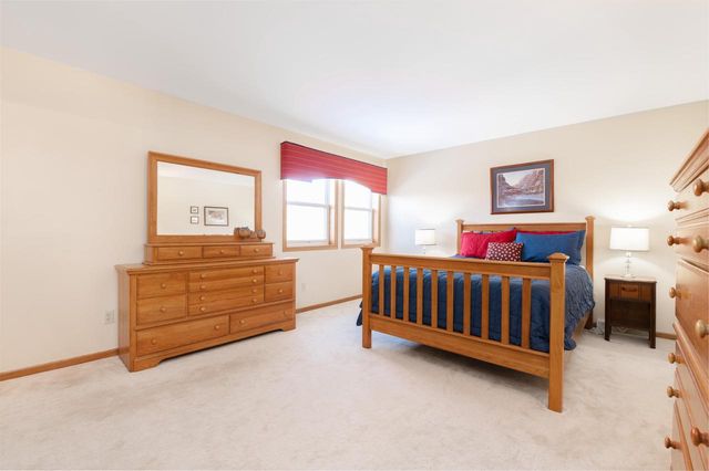 1815 Bark River DRIVE, Hartland, WI 53029