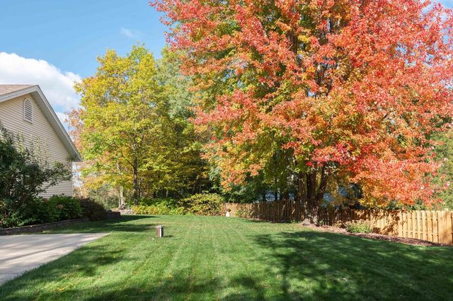 1815 Bark River DRIVE, Hartland, WI 53029