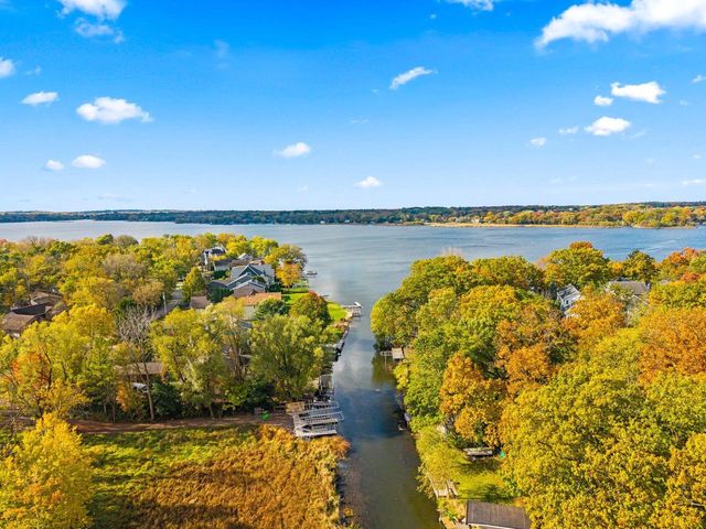 1815 Bark River DRIVE, Hartland, WI 53029