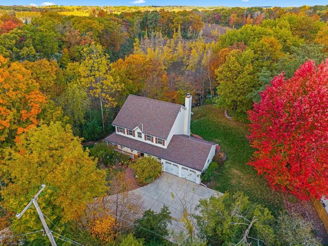 1815 Bark River DRIVE, Hartland, WI 53029