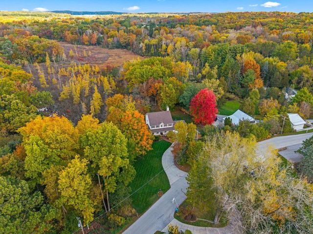 1815 Bark River DRIVE, Hartland, WI 53029