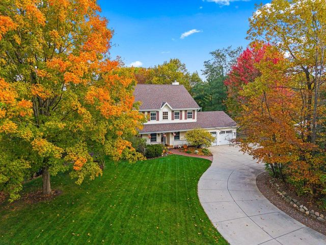 1815 Bark River DRIVE, Hartland, WI 53029