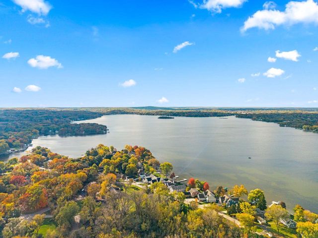 1815 Bark River DRIVE, Hartland, WI 53029