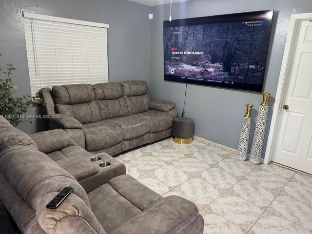 5844-5846 Pierce St, Hollywood, FL 33021
