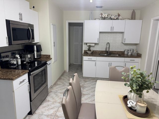 5844-5846 Pierce St, Hollywood, FL 33021