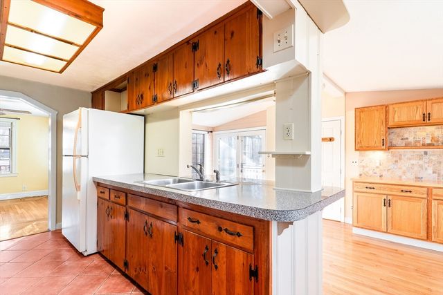 105 Metropolitan Park Ave, Seekonk, MA 02771