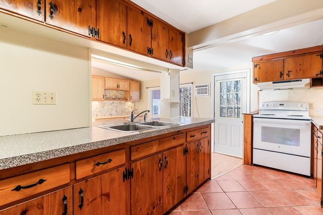 105 Metropolitan Park Ave, Seekonk, MA 02771