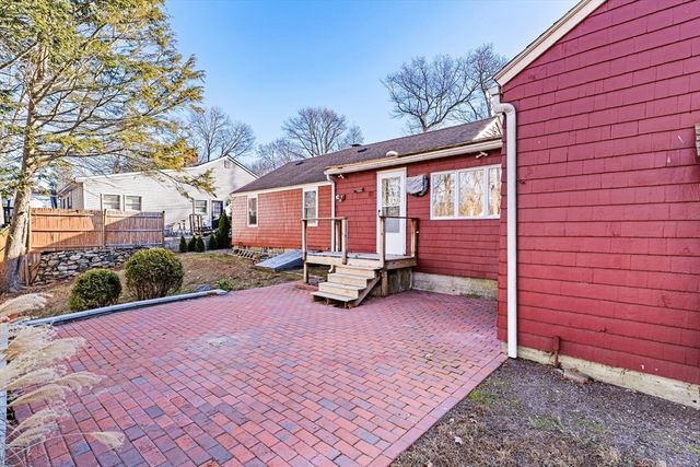 105 Metropolitan Park Ave, Seekonk, MA 02771