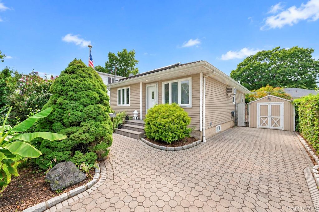 325 Beachview Street, Copiague, NY 11726 — photo 3