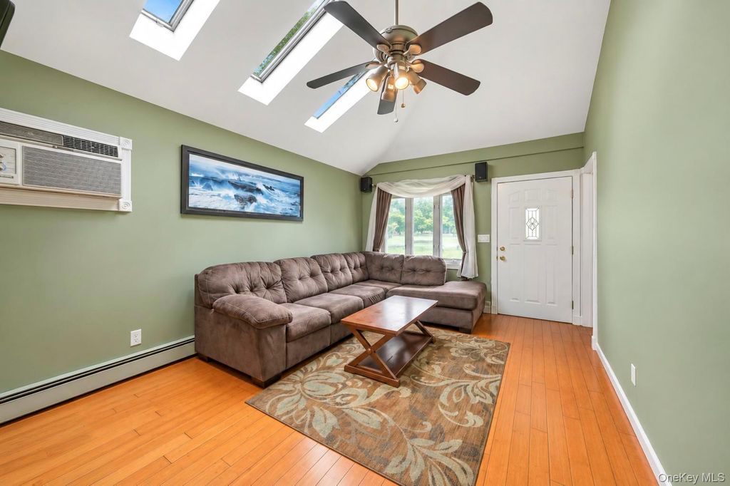 325 Beachview Street, Copiague, NY 11726 — photo 4