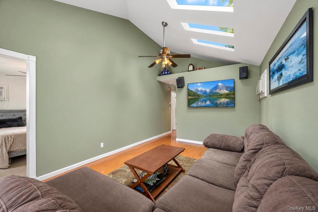 325 Beachview Street, Copiague, NY 11726 — photo 5
