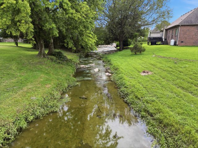 302 Twelve Oaks Ln, Lebanon, TN 37087