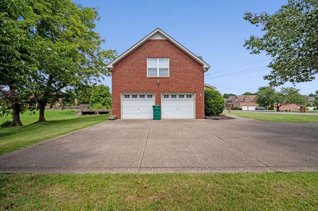 302 Twelve Oaks Ln, Lebanon, TN 37087