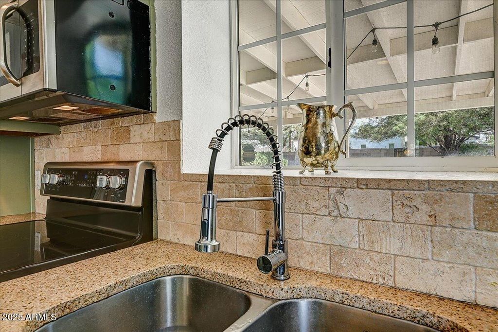 Image 16 of property listing at 4201 N 19TH Street, Phoenix, AZ 85016