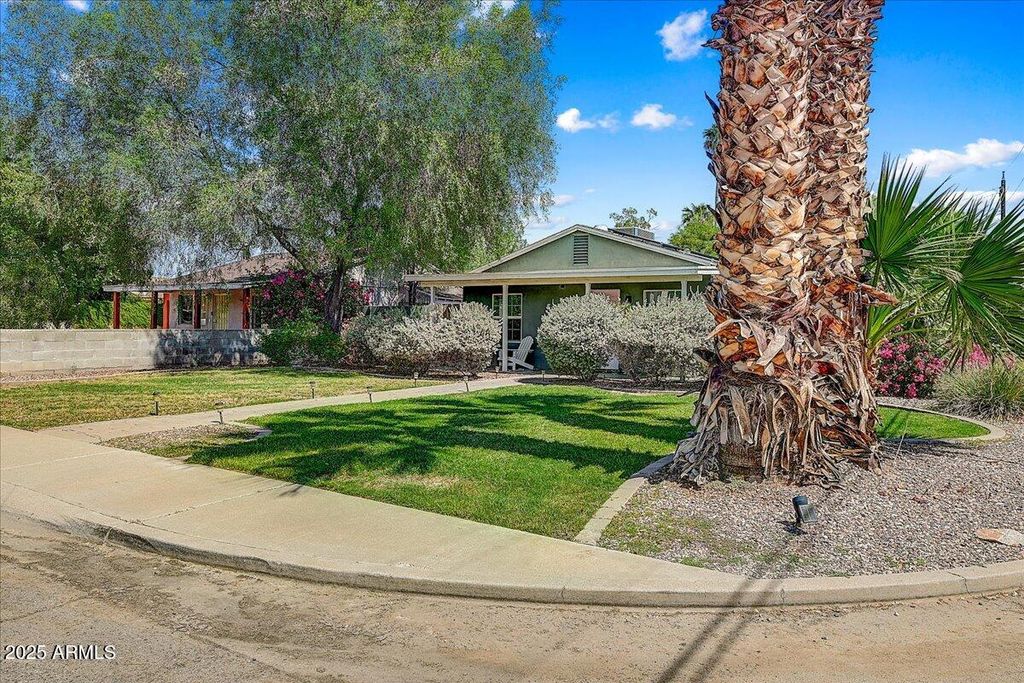 Image 2 of property listing at 4201 N 19TH Street, Phoenix, AZ 85016