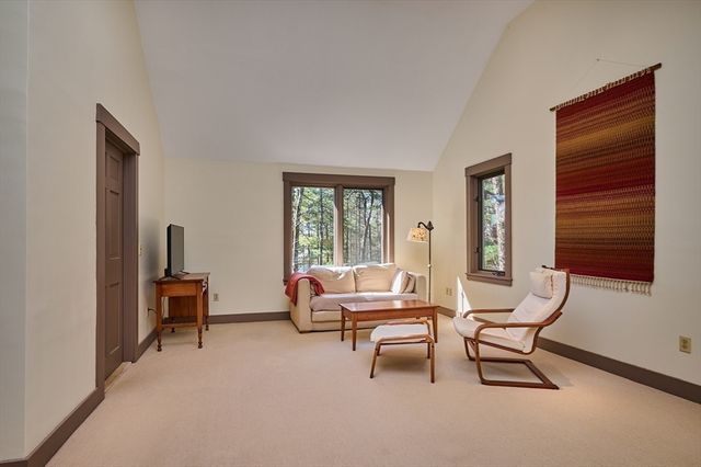 494 Station Rd, Amherst, MA 01002