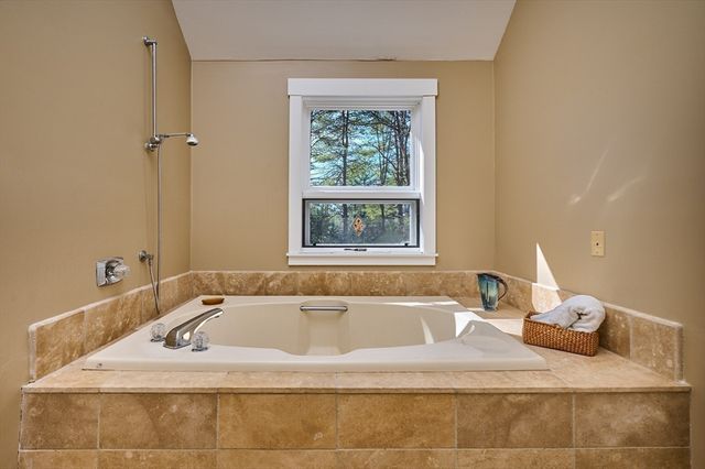 494 Station Rd, Amherst, MA 01002