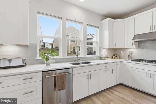 5950 AVERY POINT DR, Fredericksburg, VA 22406