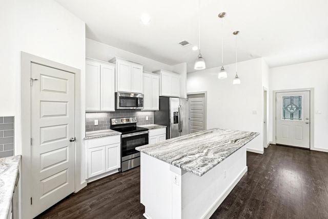 354 Lamaloa LN, Bastrop, TX 78602