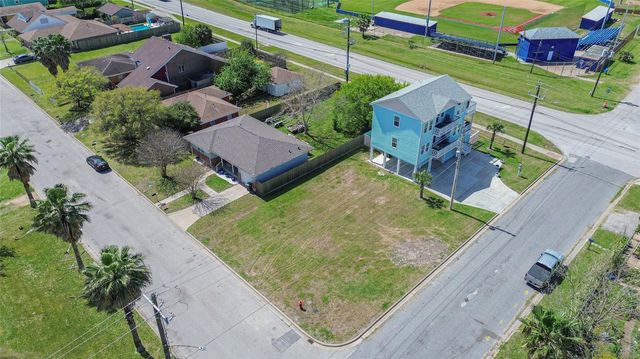 3201 Kleinmann Avenue, Galveston, TX 77551