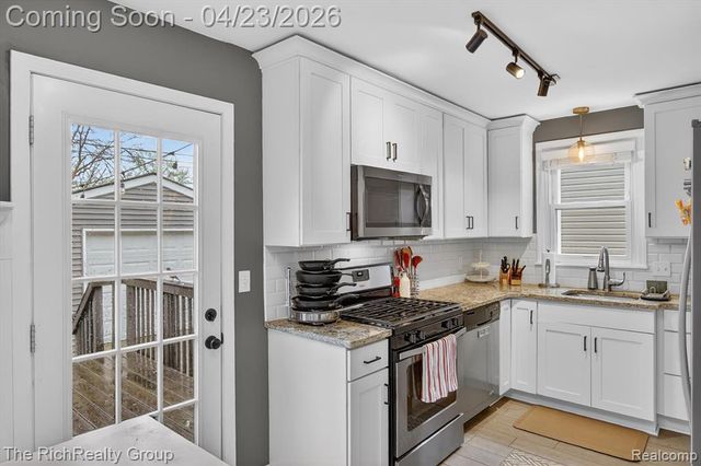 2100 Brockton Avenue, Royal Oak, MI 48067