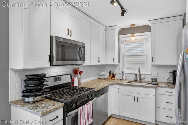 2100 Brockton Avenue, Royal Oak, MI 48067
