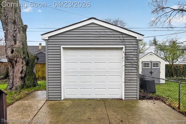 2100 Brockton Avenue, Royal Oak, MI 48067