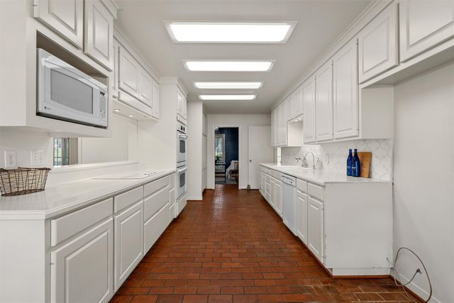 8941 Raven Drive, Woodway, TX 76712