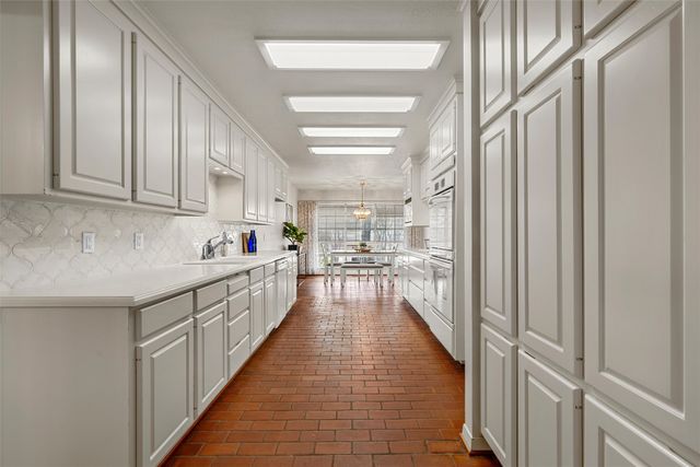 8941 Raven Drive, Woodway, TX 76712