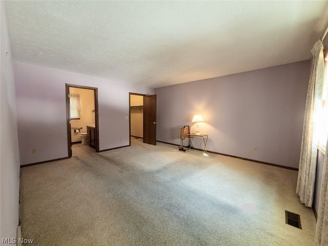 3210 S Billingsgate Circle NW, Canton, OH 44708