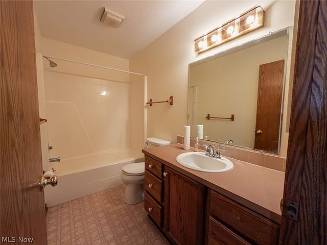 3210 S Billingsgate Circle NW, Canton, OH 44708