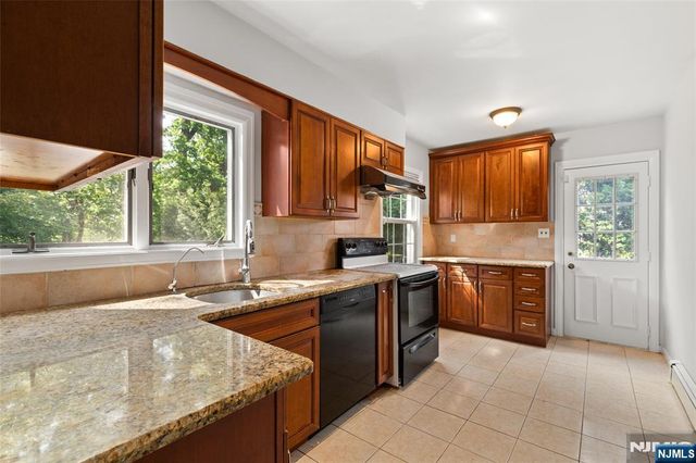557 Monroe Court, River Edge, NJ 07661