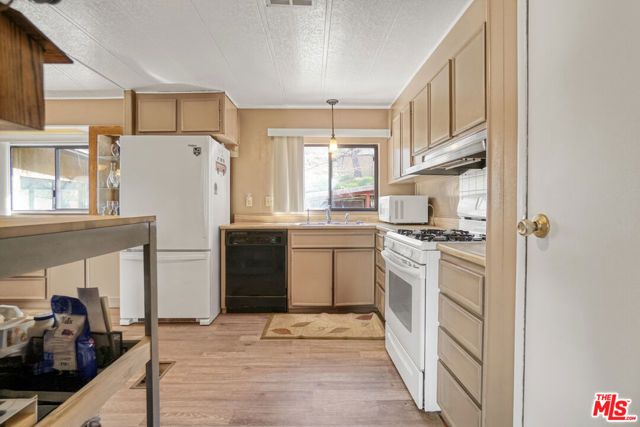 11426 Sierra Highway, Santa Clarita, CA 91390