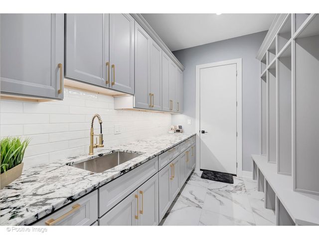 6925 Clarendon Hills Road, Darien, IL 60561