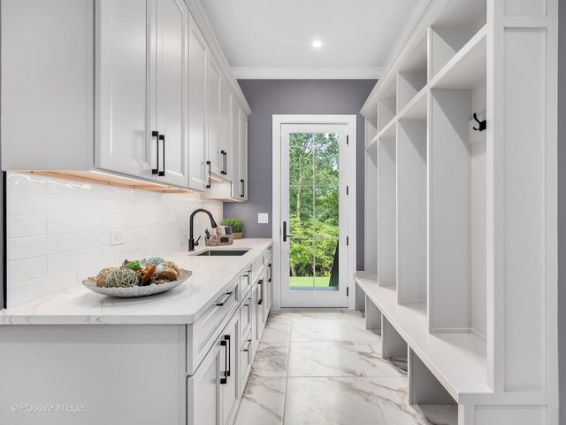 6925 Clarendon Hills Road, Darien, IL 60561