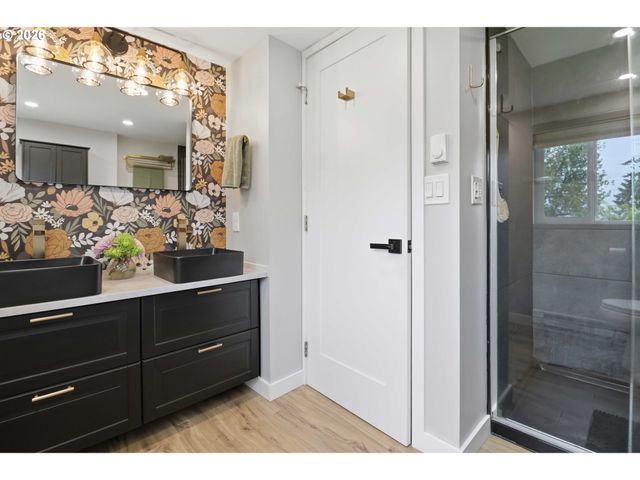 121 S VISTA Way, Kelso, WA 98626