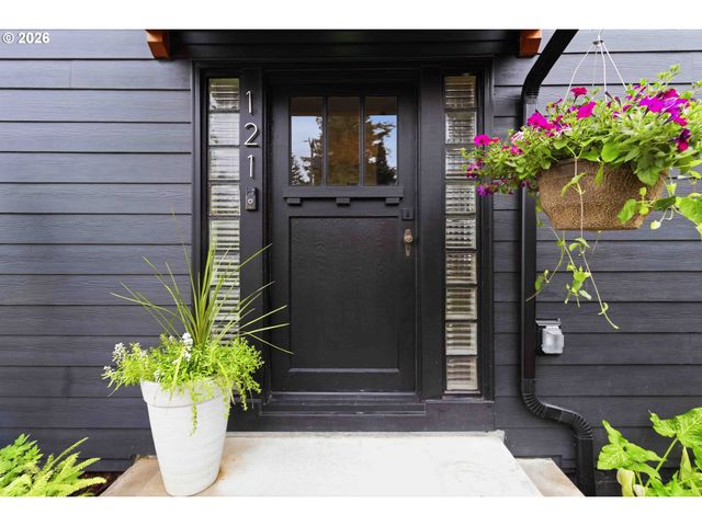 121 S VISTA Way, Kelso, WA 98626
